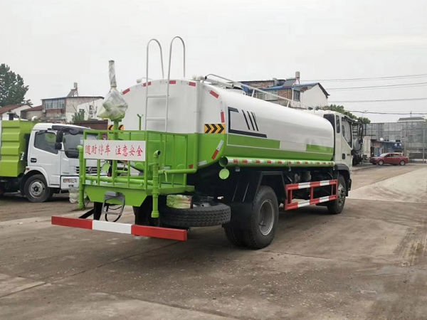 國(guó)六15方福田灑水車(chē)