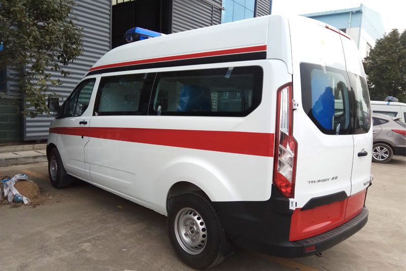 新全順中軸柴油救護(hù)車